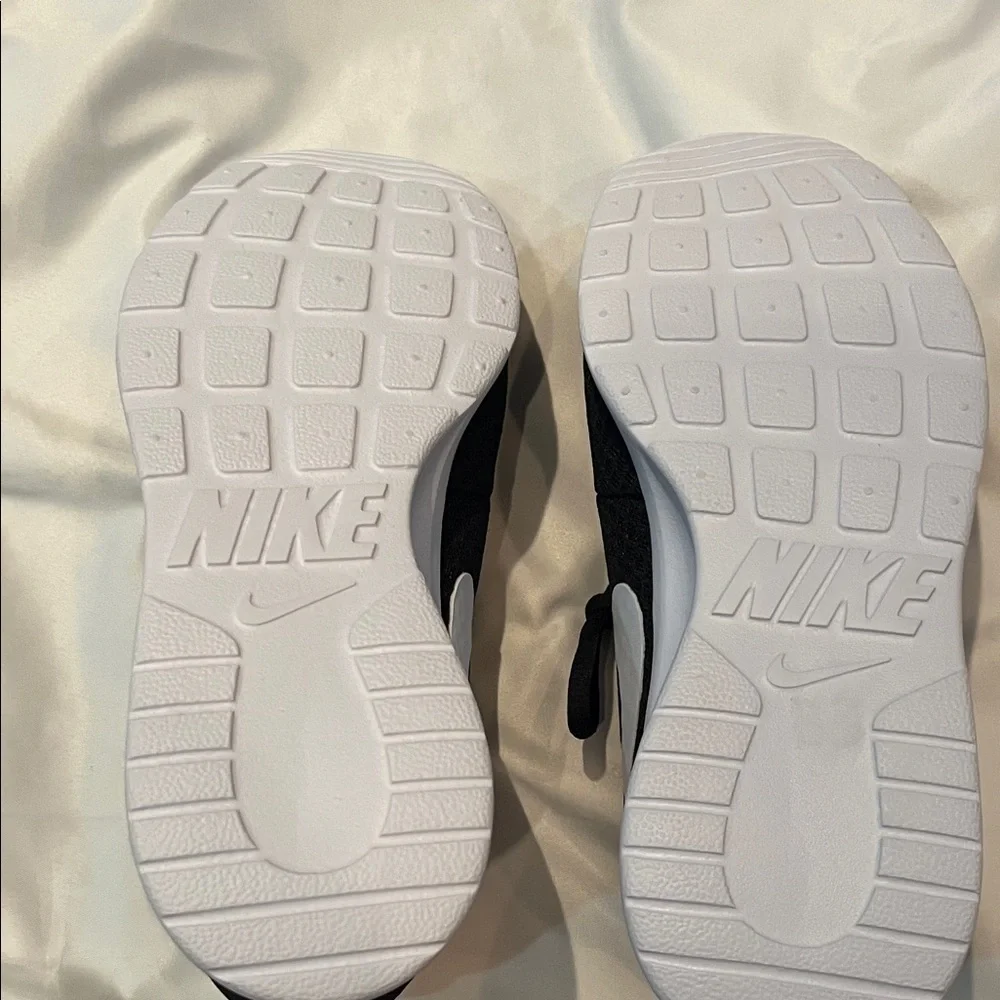 Nike Tanjun Black and White Sneakers - Picture 6 of 6